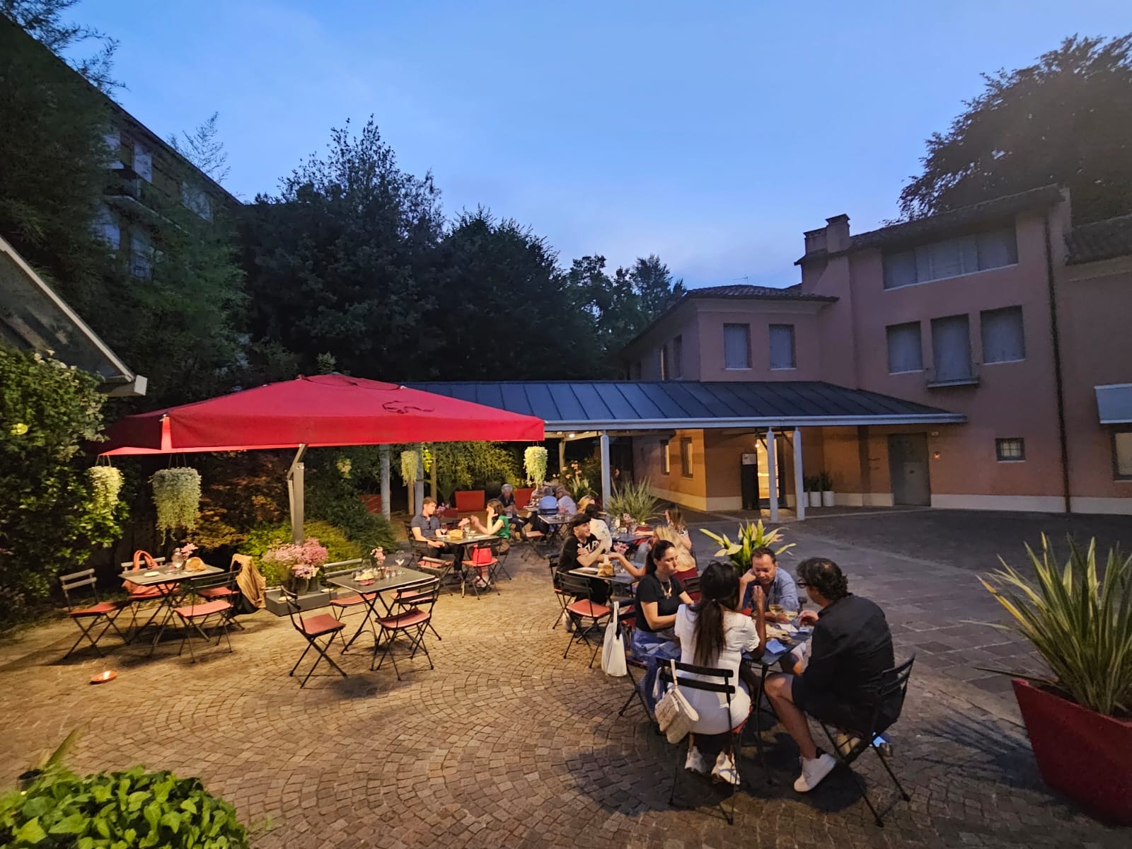 Dehors del bistrot: spazio all'aperto per pranzi e cene nella bella stagione